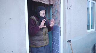 ​ Fotografie z natáčení s Marijou Panajtaki v jejím domě, vesnice Oleksandrivka, Oděská oblast. Post Bellum Ukrajina, 2024 ​